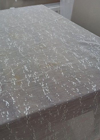 İşlemeli Parlak Beyaz Masa Örtüsü - Görsel 2