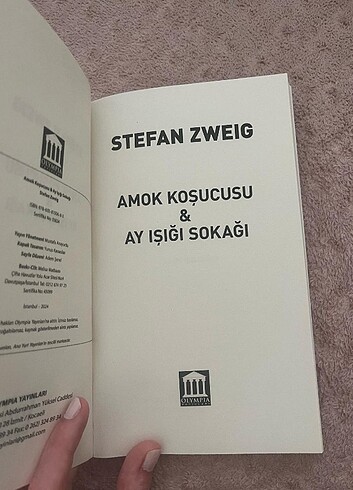 Iki tane öykü var içinde, amok koşucusu ve ay ışığı sokağı