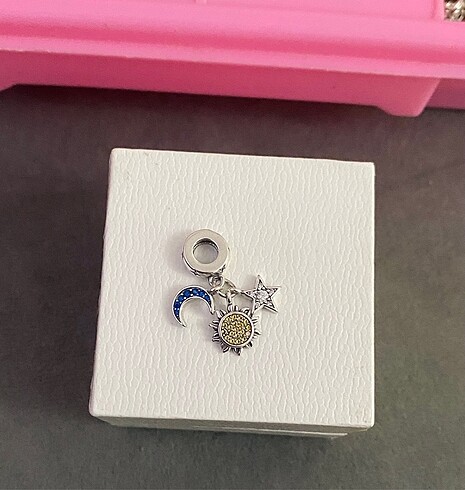 Beden gökyüzü üçlü charm