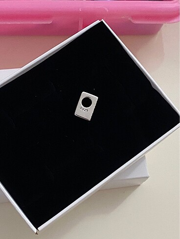 Pandora B harf charm