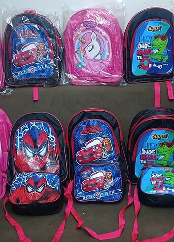 İlkokul çantası beslenme çantasıyla birlikte