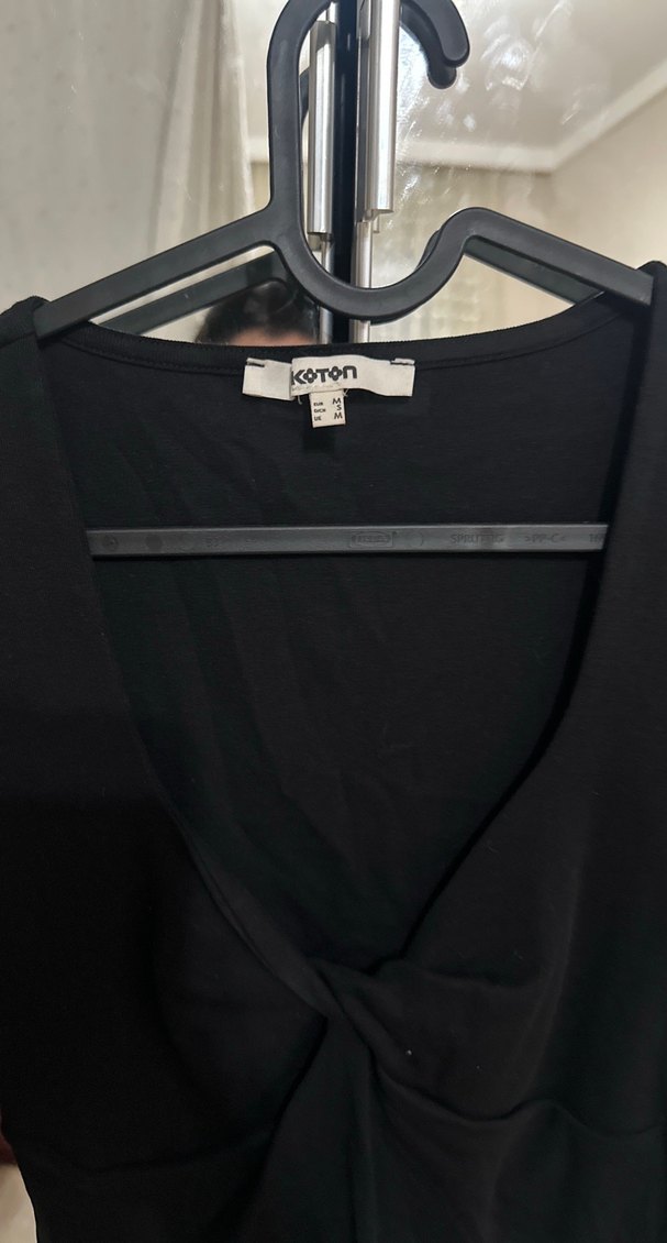 Kısa Kollu Siyah V Yaka Bluz - Görsel 2