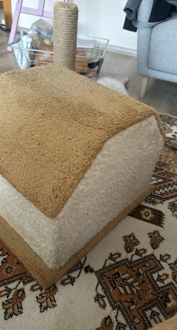 Beyaz Tüylü Kedi Evi ve Tırmalama Direği - Görsel 3