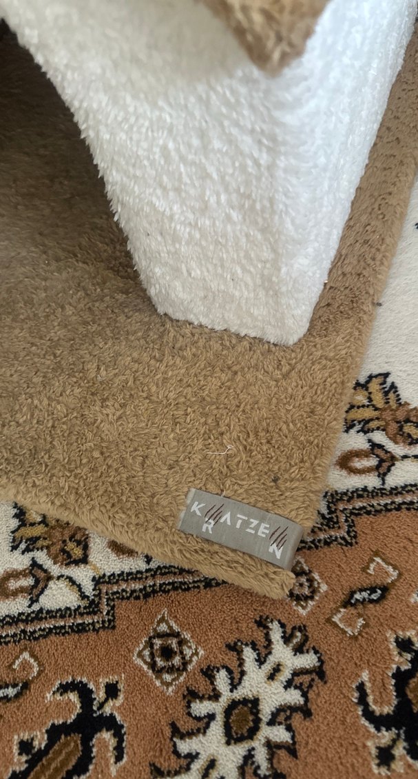 Beyaz Tüylü Kedi Evi ve Tırmalama Direği - Görsel 2