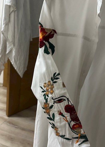 Nakışlı Düğmeli Beyaz Kadın Gömlek - Görsel 3