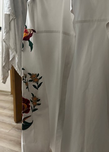 Nakışlı Düğmeli Beyaz Kadın Gömlek - Görsel 4