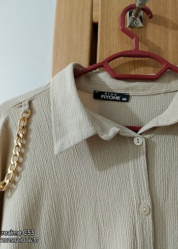 Zincir Detaylı Bej Kadın Uzun Keten Gömlek - Görsel 2