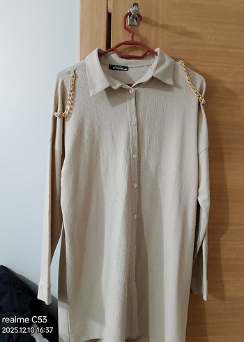 Zincir Detaylı Bej Kadın Uzun Keten Gömlek - Görsel 3