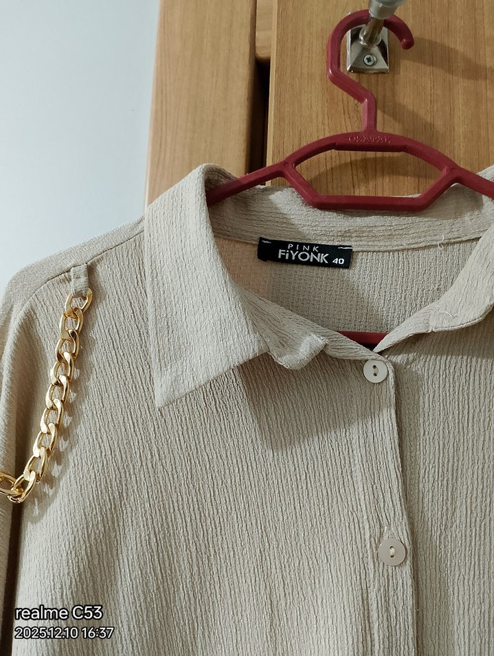 Zincir Detaylı Bej Kadın Uzun Keten Gömlek - Görsel 2