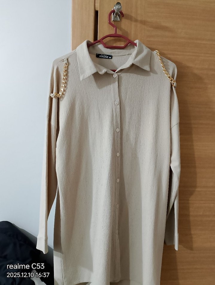 Zincir Detaylı Bej Kadın Uzun Keten Gömlek - Görsel 3