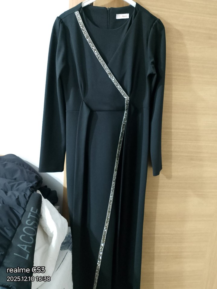 Uzun Siyah Nakışlı Kadın Elbise - Görsel 2