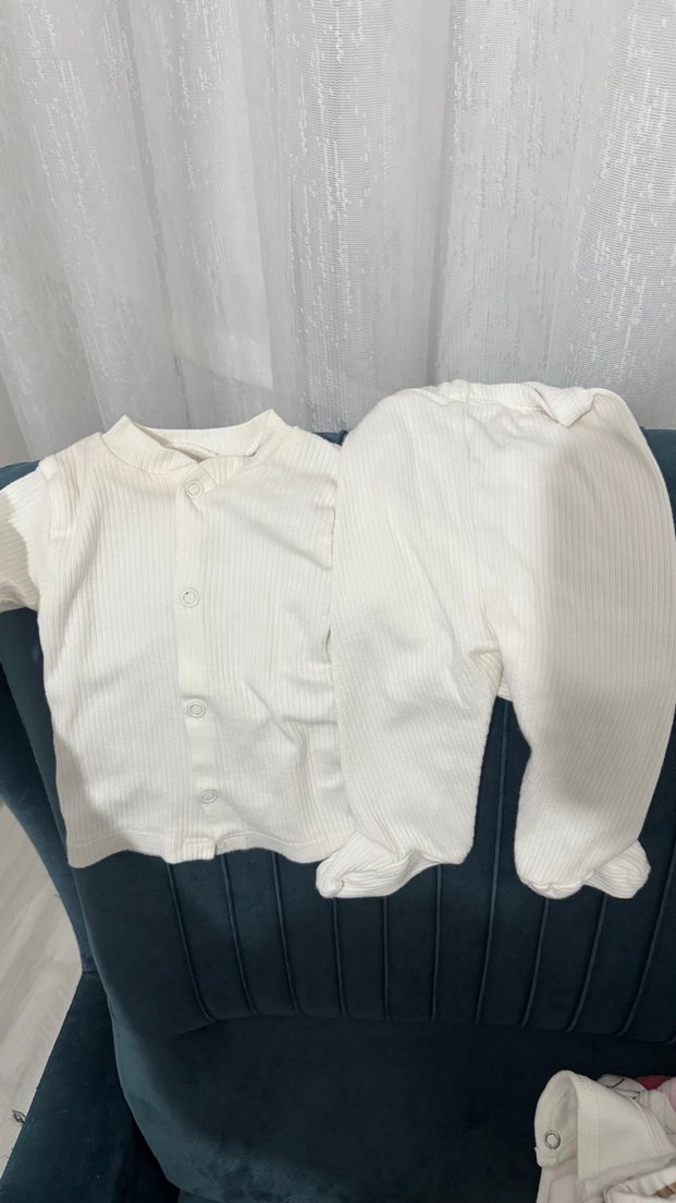 Düğmeli Beyaz Bebek Hastane Kıyafeti - Görsel 3