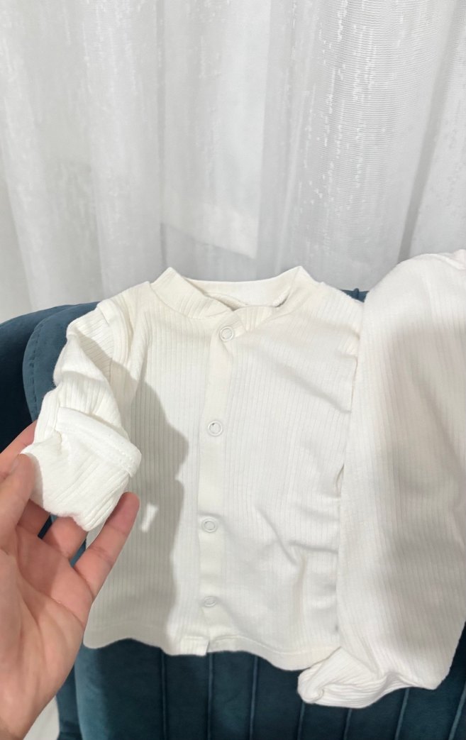 Düğmeli Beyaz Bebek Hastane Kıyafeti - Görsel 2