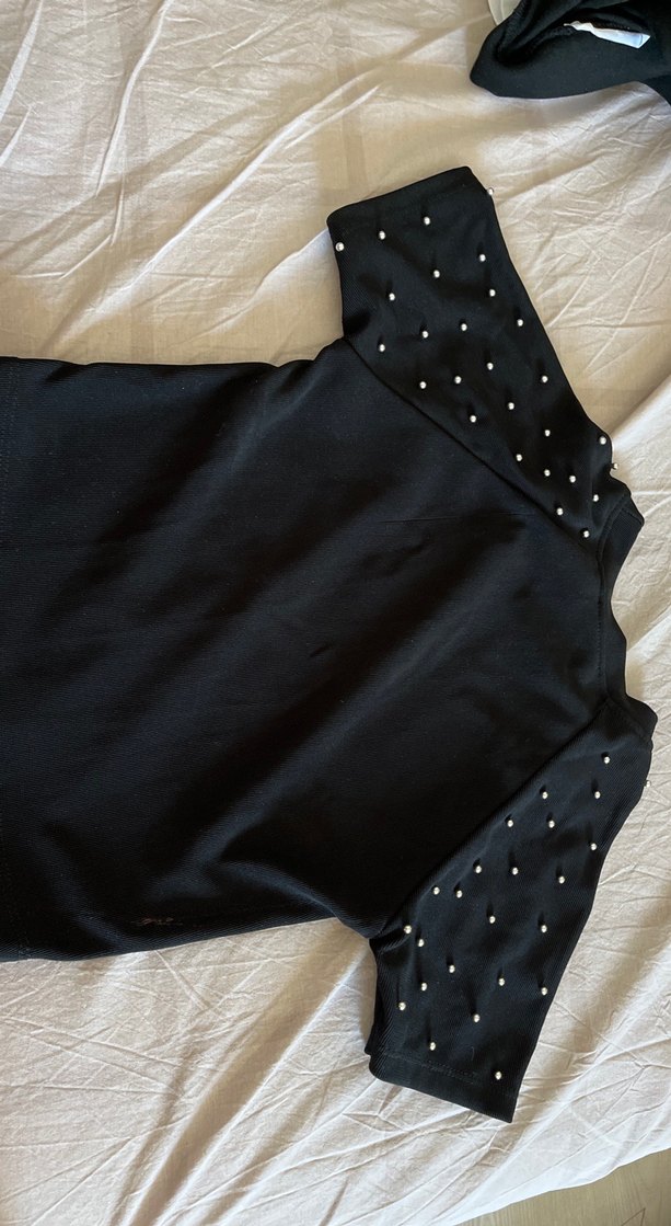 Siyah Kısa Kollu İnci Detaylı Tişört - Görsel 2