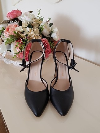 siyah bilekten bağlı topuklu ayakkabı 