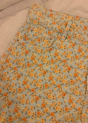 Çiçek Desenli Düğmeli Mini Kot Şort - Görsel 2