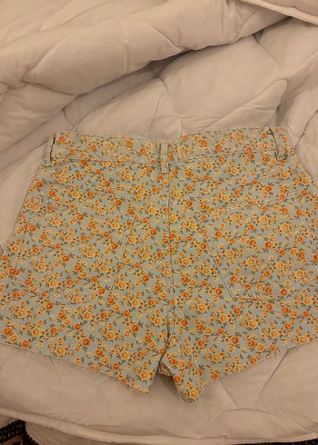 Çiçek Desenli Düğmeli Mini Kot Şort - Görsel 3