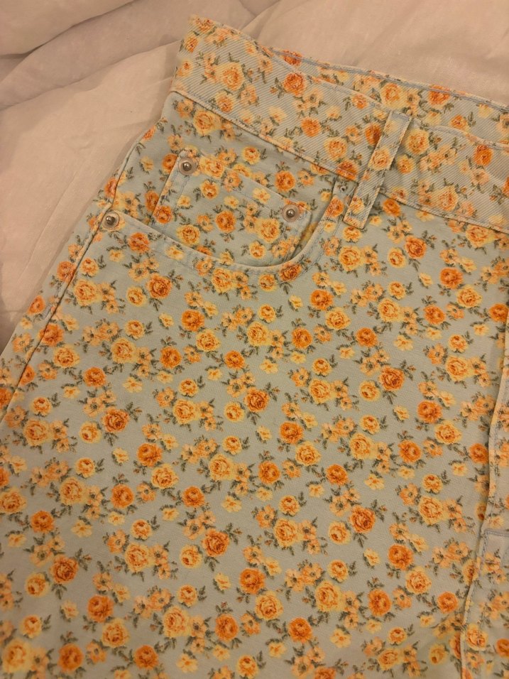 Çiçek Desenli Düğmeli Mini Kot Şort - Görsel 2