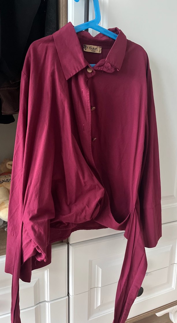 Bordo beli fiyonk yapılan Kadın Gömlek - Görsel 3