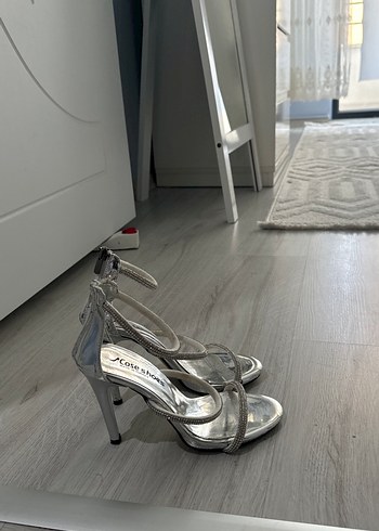 36 Beden Beyaz Yılan Desenli Metal Stiletto Topuklu Ayakkabı