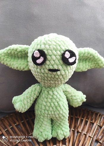 Diğer Baby Yoda amigurumi kadife ipten örülmüştür.