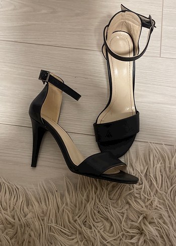 Bambi Kadın Siyah Stiletto Bantlı Topuklu Ayakkabı
