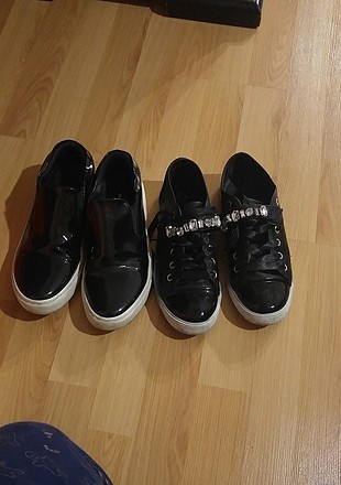 2 çift siyah ayakkabı