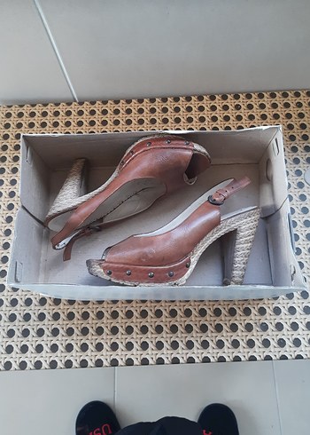 Kahverengi Deri Bohem Dolgu Topuklu Sandalet