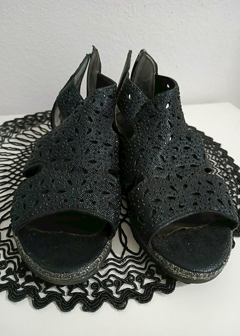 Dantel Detaylı Siyah Kadın Dolgu Topuk Sandalet - Görsel 3