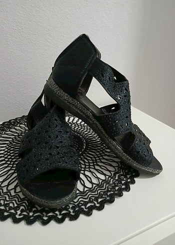 Dantel Detaylı Siyah Kadın Dolgu Topuk Sandalet - Görsel 2