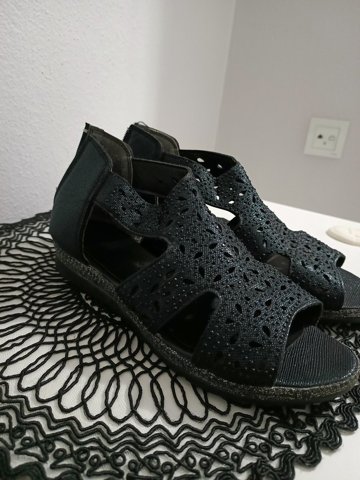 Dantel Detaylı Siyah Kadın Dolgu Topuk Sandalet - Görsel 4