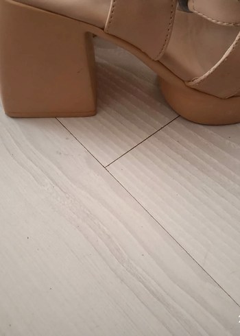 37 Beden Bej Deri Tokalı Kadın Topuklu Sandalet
