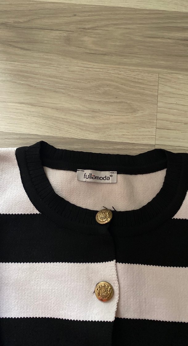 Düğmeli Siyah Beyaz Çizgili Kadın hırka - Görsel 2