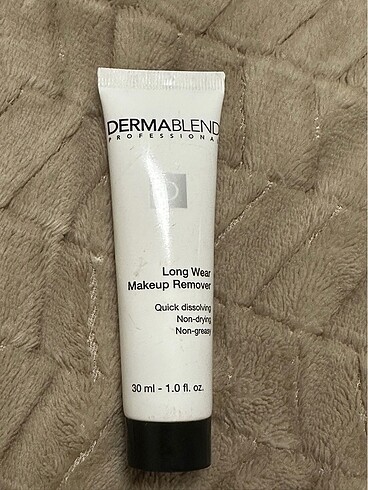 Dermablend markalı uzun süreli makyaj temizleyicisi.