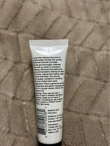 Diğer Dermablend markalı uzun süreli makyaj temizleyicisi.