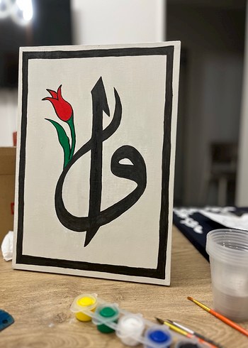 Karanlık Arka Planlı Beyaz Hat Sanatı - Görsel 3