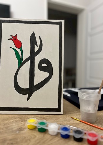 Karanlık Arka Planlı Beyaz Hat Sanatı - Görsel 2