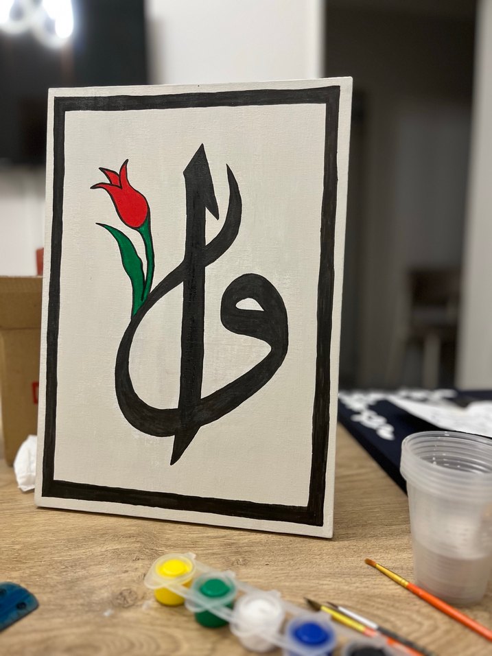 Karanlık Arka Planlı Beyaz Hat Sanatı - Görsel 3