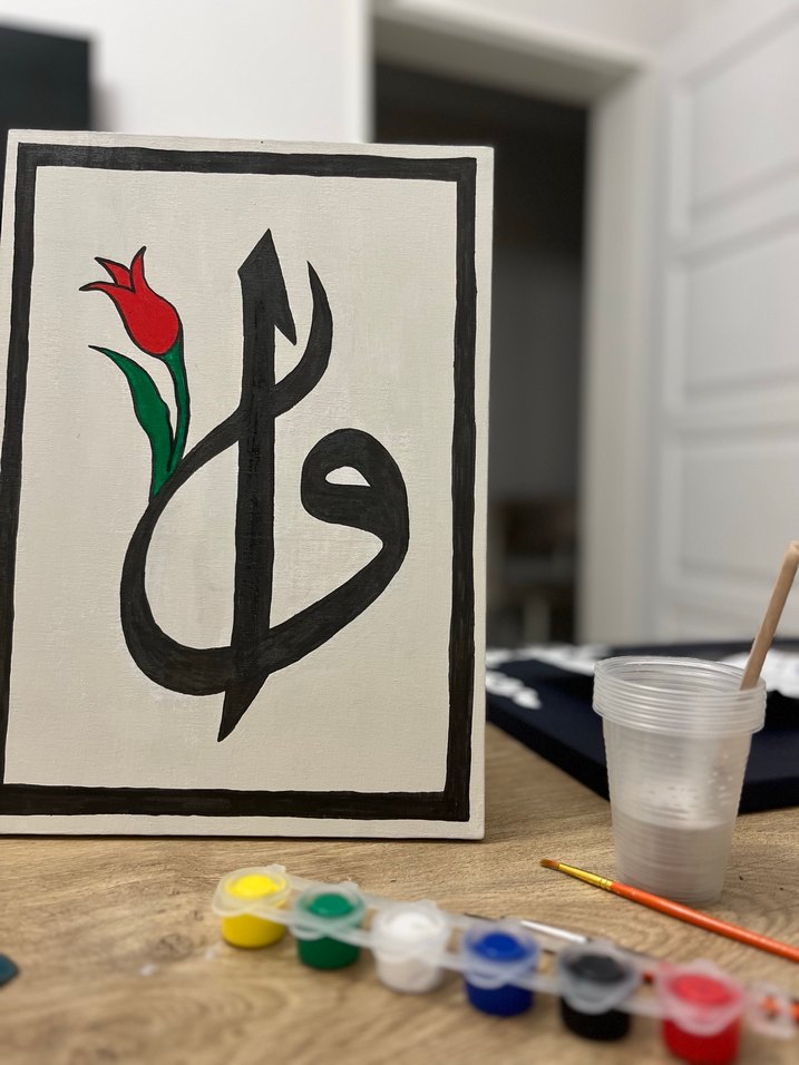 Karanlık Arka Planlı Beyaz Hat Sanatı - Görsel 2