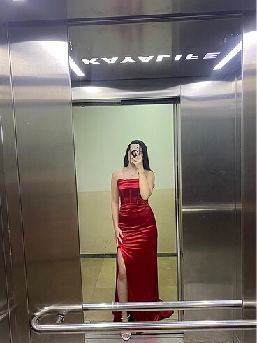 Kırmızı yırtmaçlı saten abiye