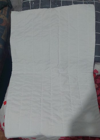 Dikine Dikişli Beyaz Gri Yatak Örtüsü