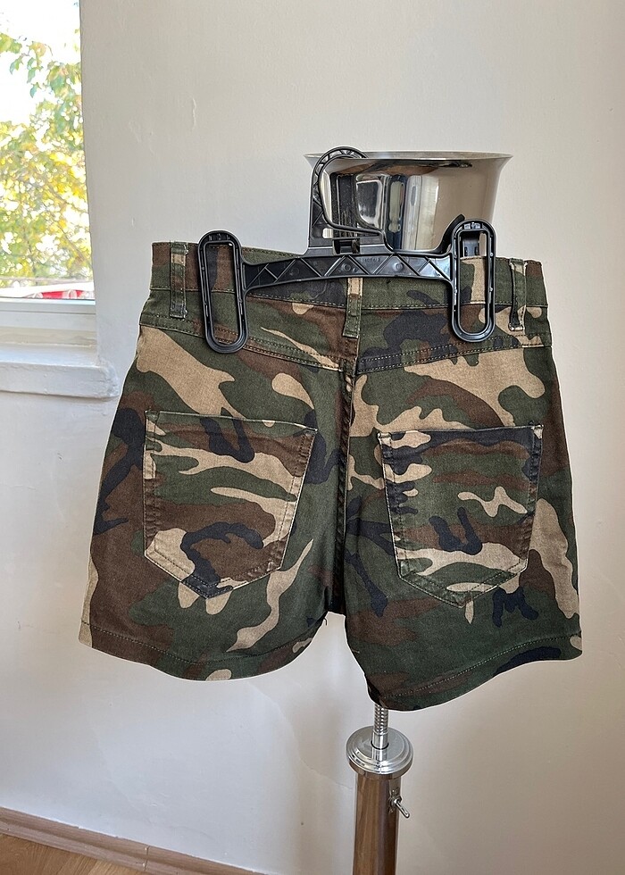 Stradivarius kamuflaj desenli şort - Görsel 3