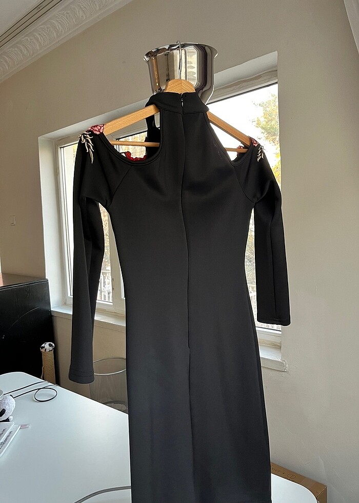 Omuzları açık abiye elbise - Görsel 2