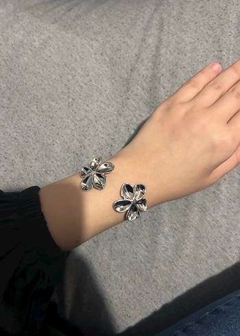 Gri Çiçek Detaylı Tokalı Kadın Bileklik
