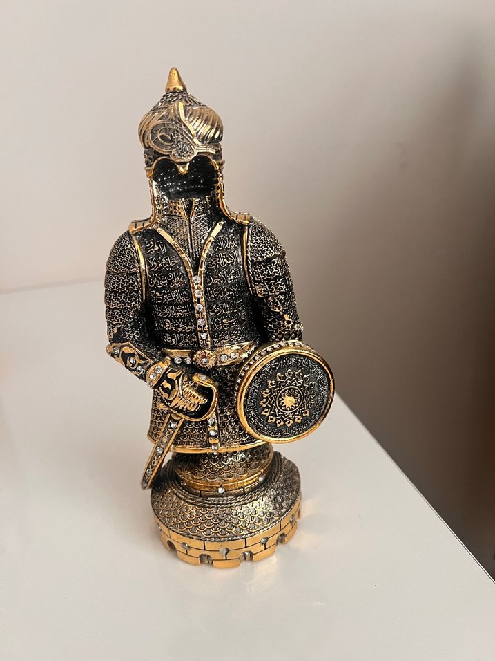 Altın ve Koyu Renkli Zırhlı Figürin - Görsel 2