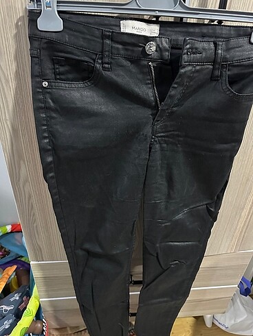 mango 34 beden siyah deri pantalon