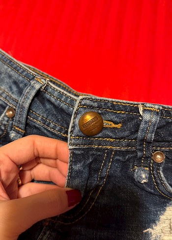 Bershka Kadın Koyu Renk Yırtık Mini Kot Şort