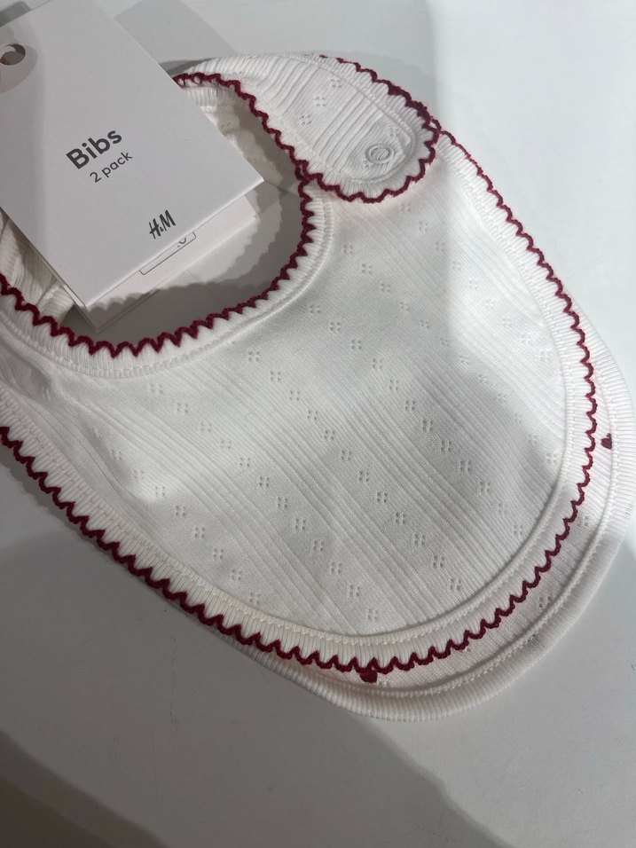 Beyaz Kalp Desenli Organik Pamuk Bebek Önlüğü - Görsel 2