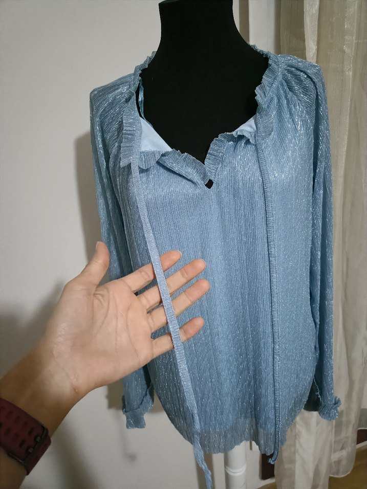 Mavi V Yaka Uzun Kollu Pilili Kadın Bluz - Görsel 3