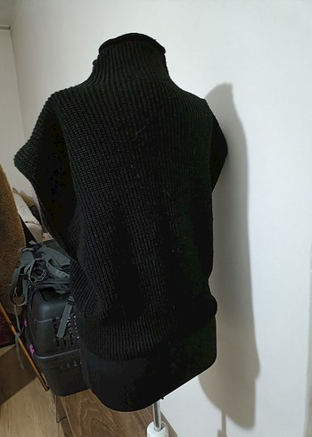 Siyah Yüksek Yakalı Örgü Kolsuz Kadın Kazak - Görsel 4